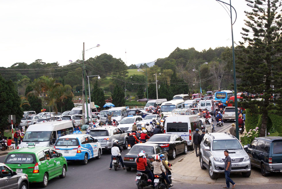 Khốn khổ điều tiết xe cộ ở thành phố không đèn giao thông ảnh 3