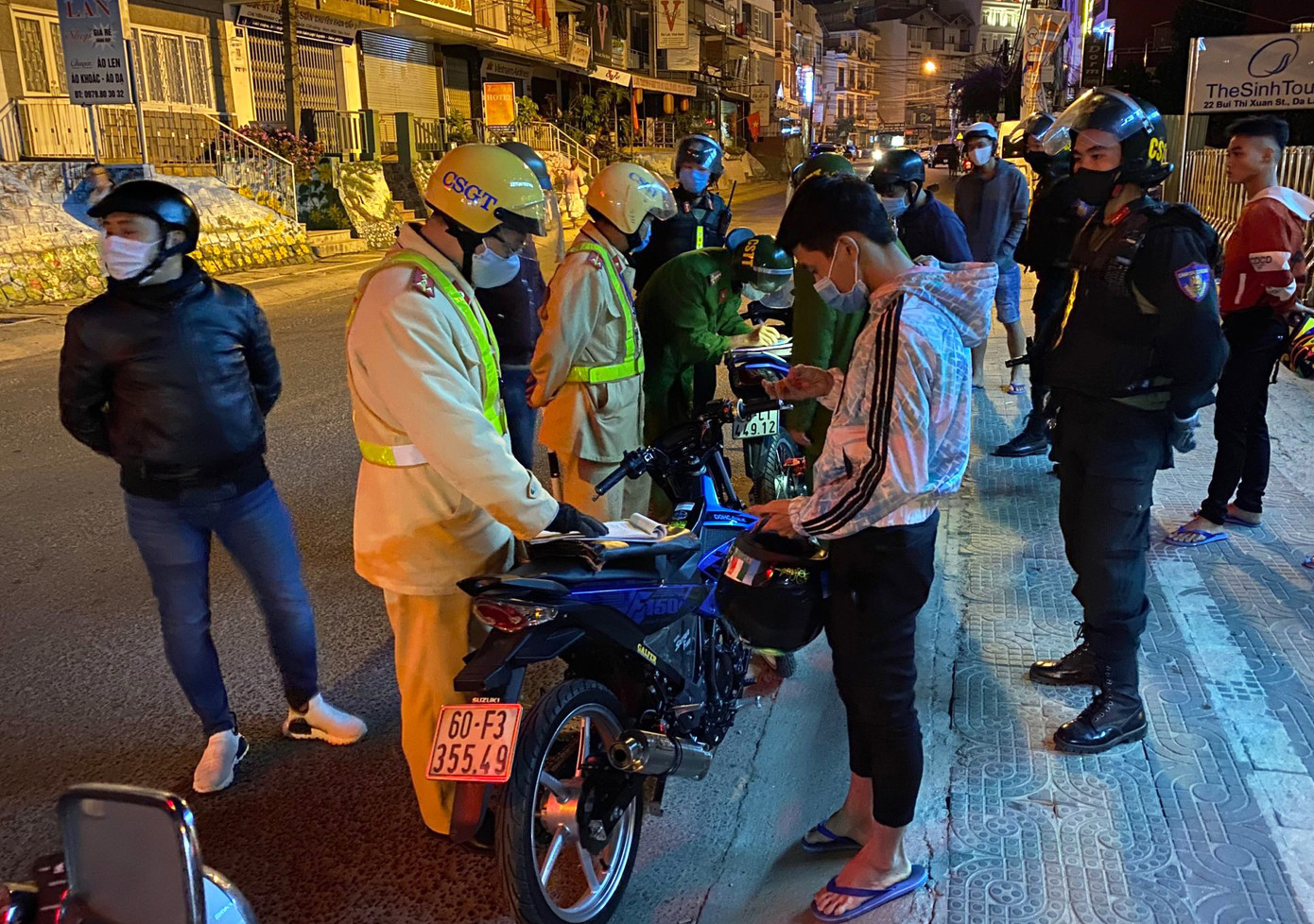 Bắt giữ cả trăm đối tượng đua xe, lạng lách đêm khuya ảnh 2