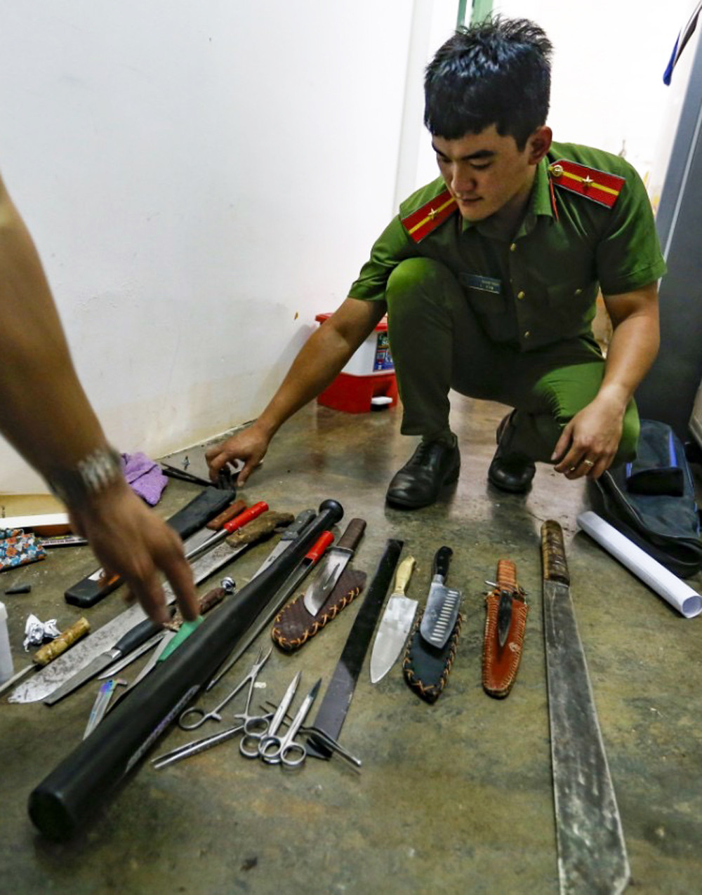 Bắt nhóm con nghiện tàng trữ ma túy và hung khí ảnh 1