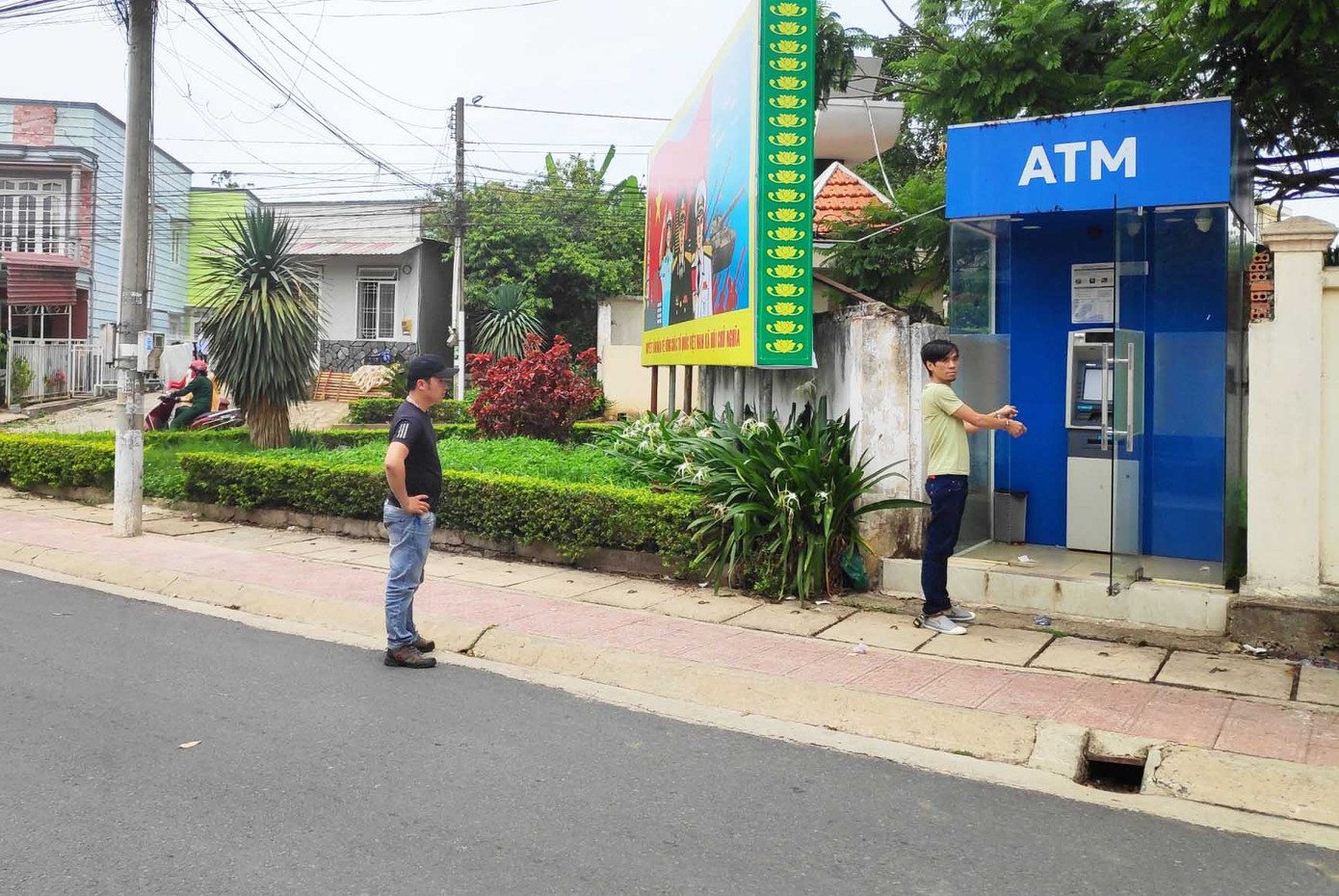 Trộm rồi làm giấy tờ để lừa đảo nhiều người ảnh 1