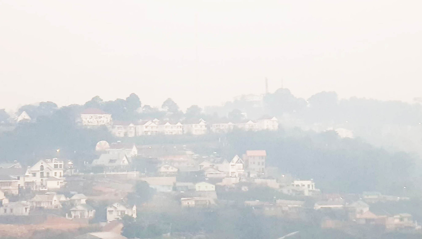 Núi rác Cam Ly bốc cháy suốt 3 ngày, khói bụi mịt mù bao trùm Đà Lạt ảnh 2