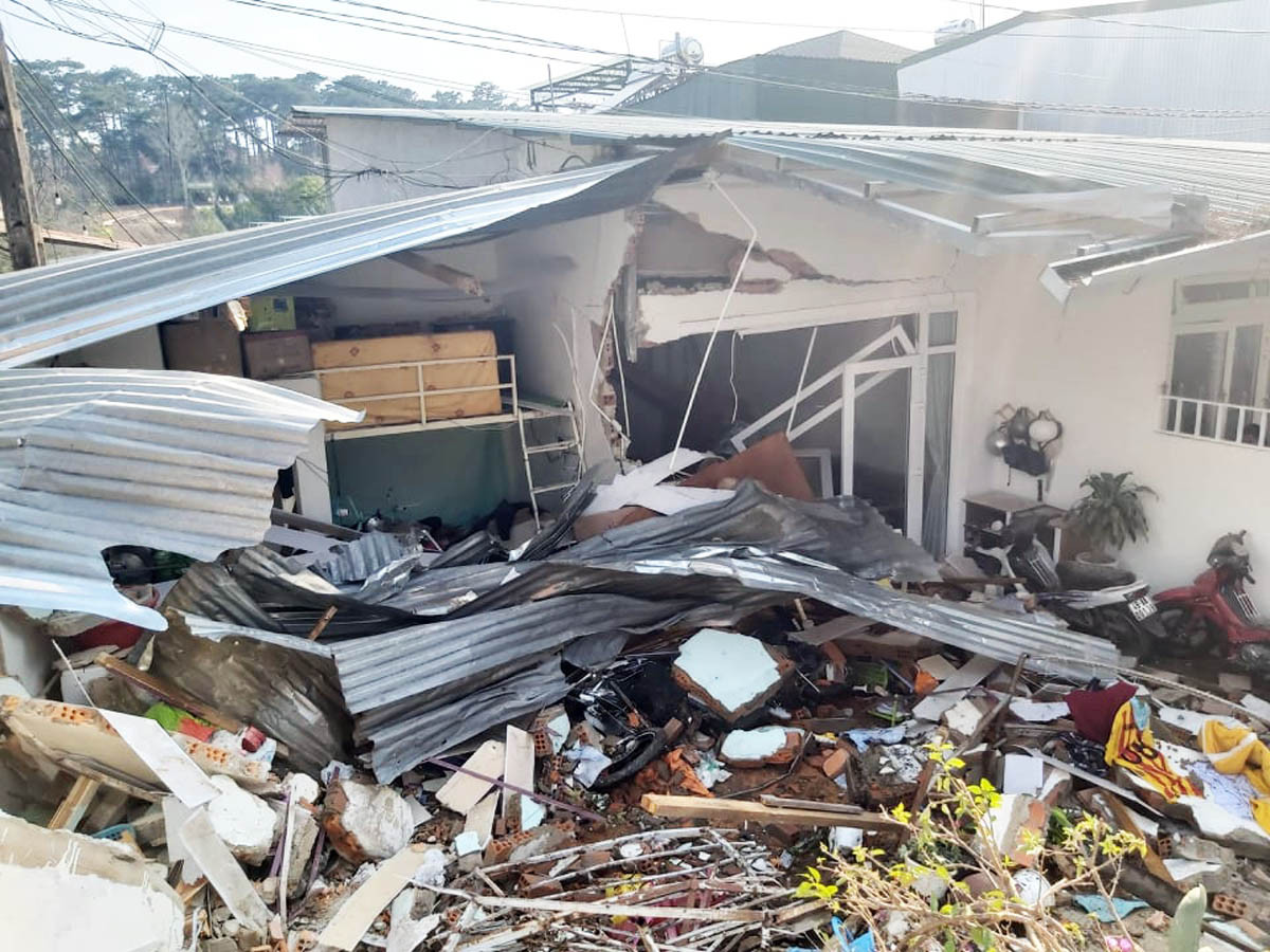 Xe bồn chở bê tông bị tụt dốc làm sập nhà bên đường, 1 người bị thương ảnh 1