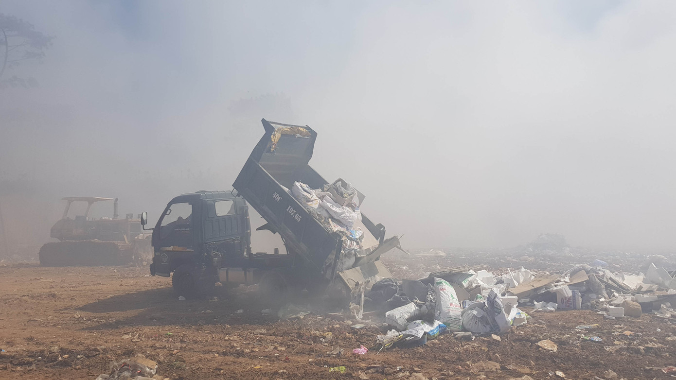 Núi rác Cam Ly bốc cháy suốt 3 ngày, khói bụi mịt mù bao trùm Đà Lạt ảnh 4