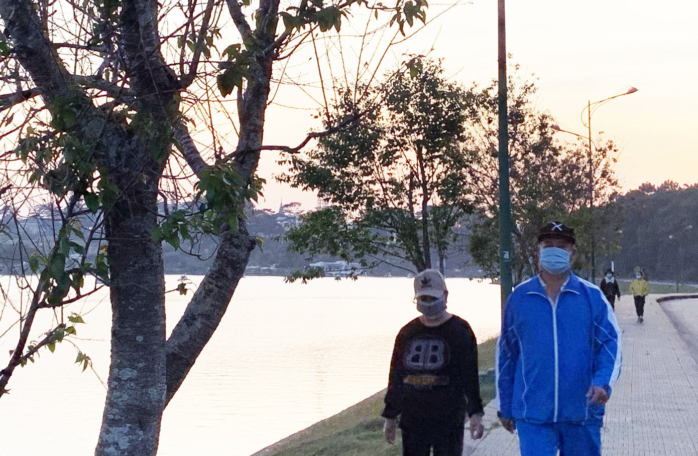 Đà Lạt: Nhìn đâu cũng thấy dân đeo khẩu trang ảnh 3