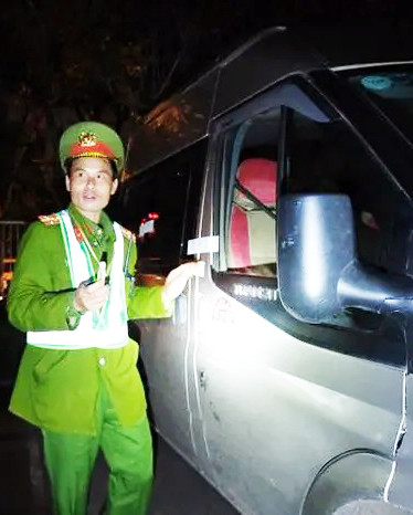 Tài xế cố thủ trong xe, nằm gác chân, livestream mặc công an gọi cửa ảnh 2