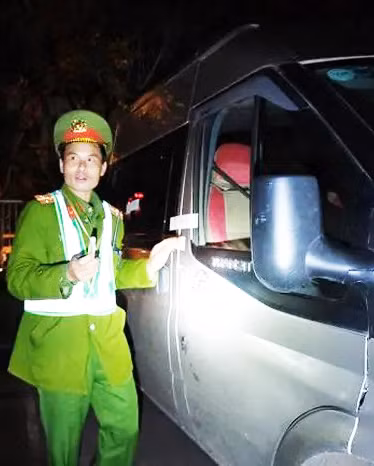 Tài xế cố thủ trong xe, nằm gác chân, livestream mặc công an gọi cửa ảnh 2