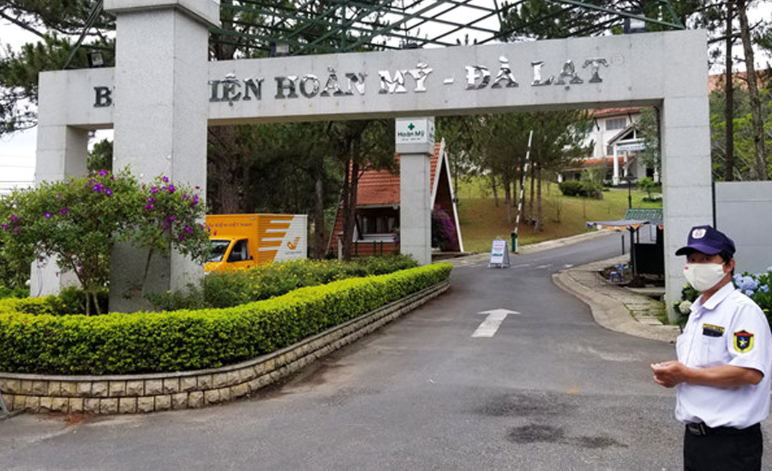 Cổng bệnh viện, nơi ông Hùng đánh nhân viên bảo vệ. Xử nghiêm vụ đánh người khi bị nhắc đo thân nhiệt ảnh 1