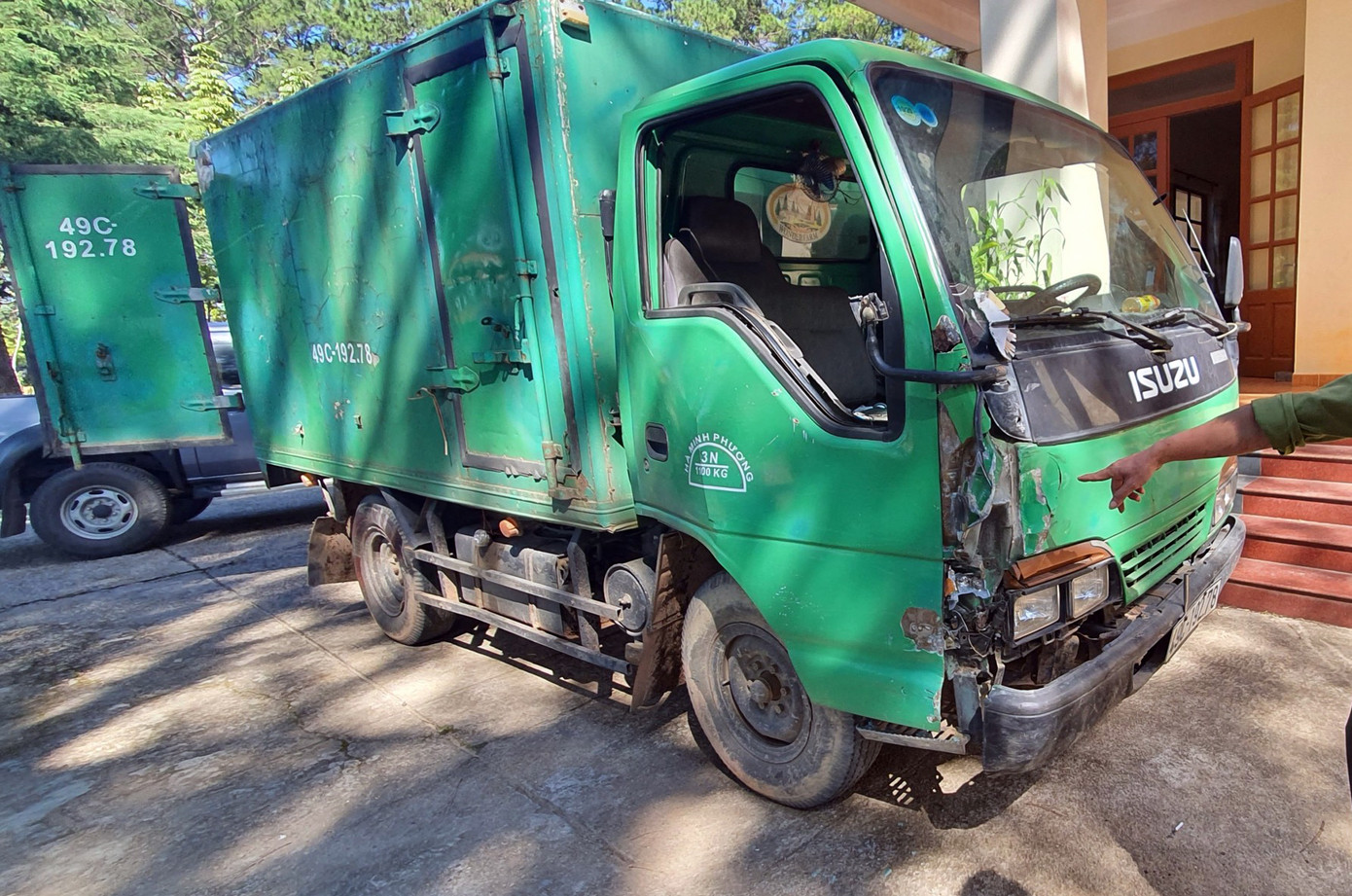 Lâm tặc lái ô tô lao thẳng vào kiểm lâm ảnh 1