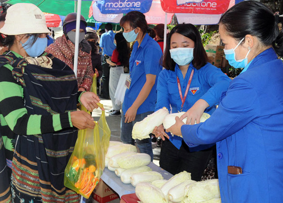 Đoàn thanh niên Lâm Đồng trao quà cho hàng ngàn hộ đồng bào dân tộc thiểu số ảnh 1