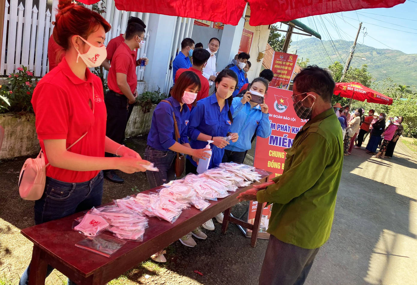 Đoàn thanh niên Lâm Đồng trao quà cho hàng ngàn hộ đồng bào dân tộc thiểu số ảnh 2