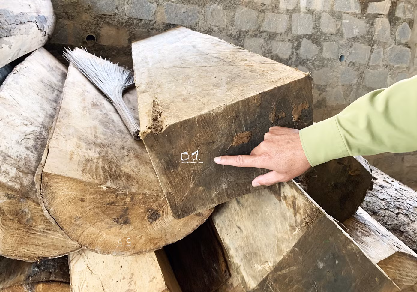 Cuộc rượt đuổi quyết liệt truy bắt xe chở gỗ lậu ở Cổng trời ảnh 3