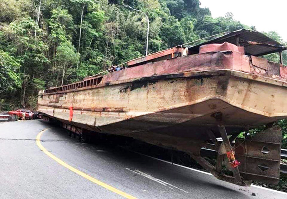 Xe đầu kéo chở thuyền 'khủng' gây tắc nghẽn đèo Bảo Lộc ảnh 3