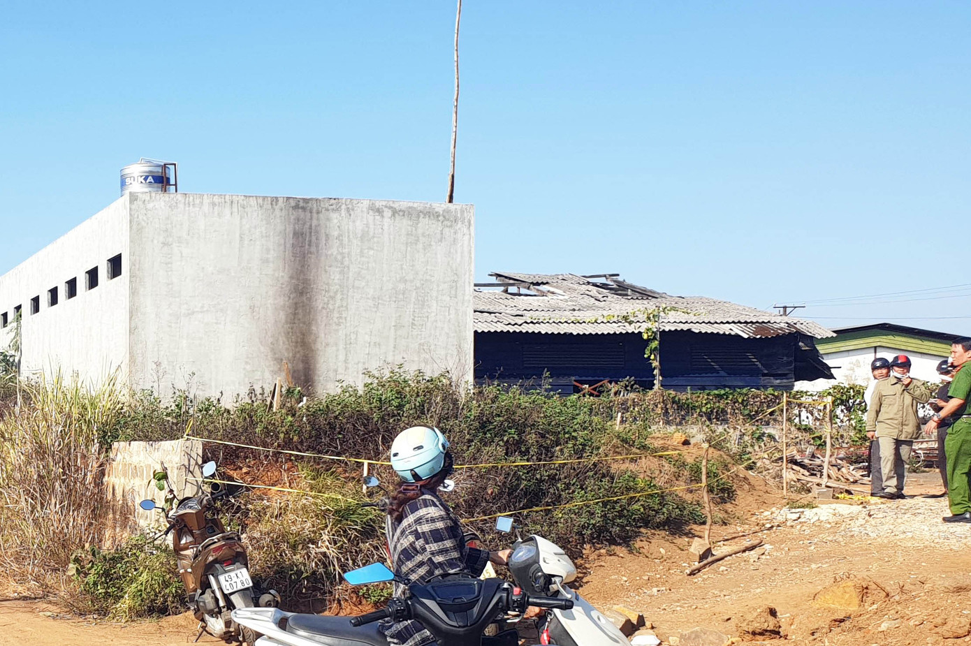 Thi thể người đàn ông cháy đen bên lề đường ở trung tâm TP.Bảo Lộc ảnh 1