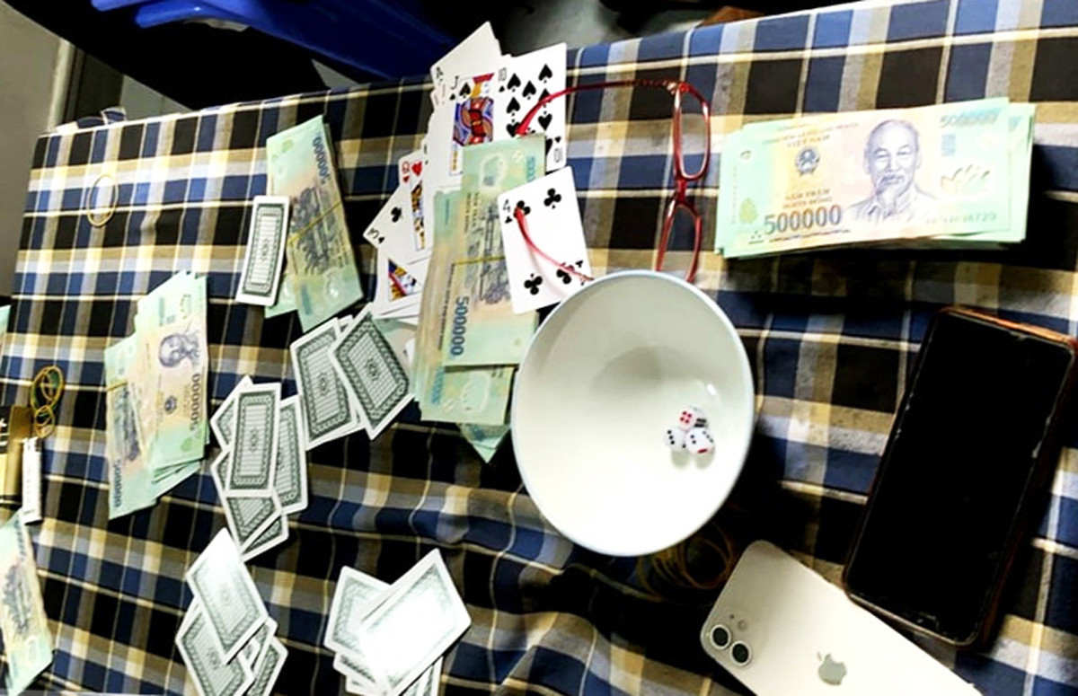 Đột kích sới bạc giữa trưa, bắt 4 đối tượng, thu hàng trăm triệu đồng ảnh 1