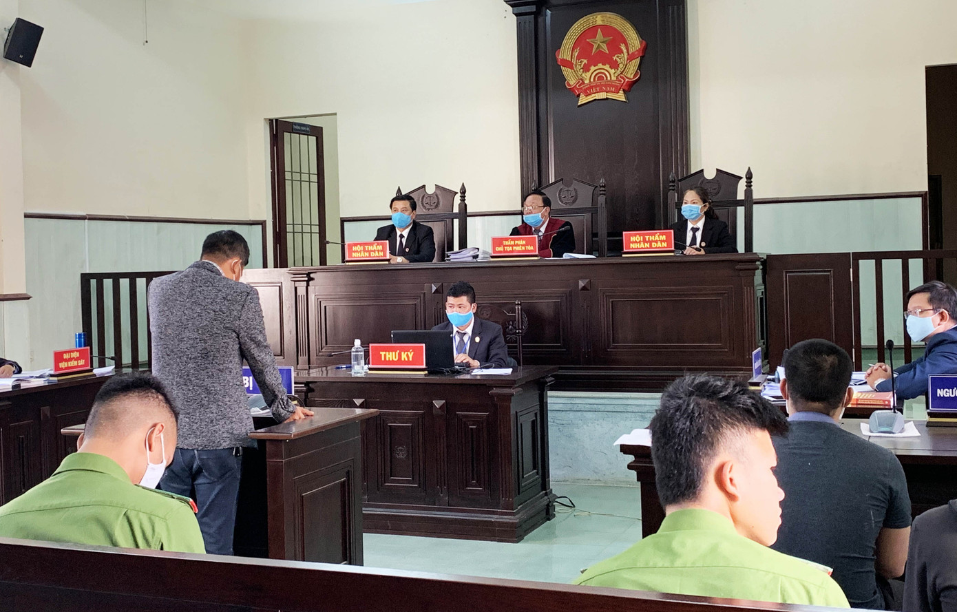 ‘Đại gia’ đánh bảo vệ, phớt lờ đo thân nhiệt lĩnh 9 tháng tù ảnh 1