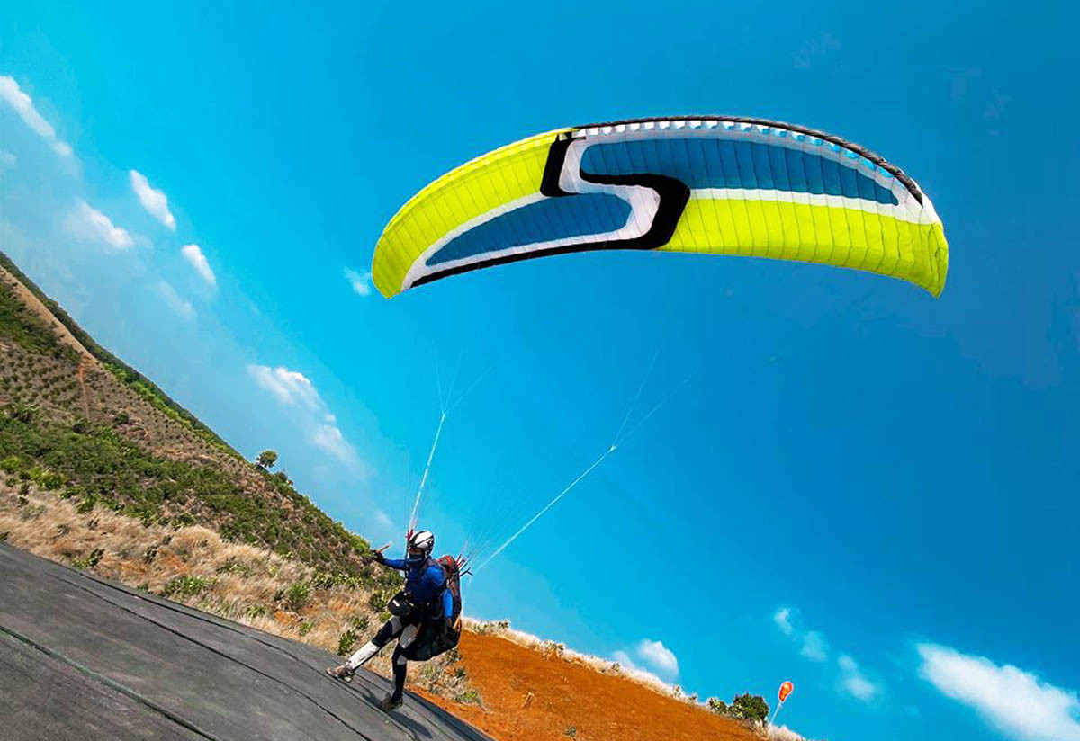 Tua dù lượn 'chui' trên đồi Con Ó bị đình chỉ hoạt động ảnh 1