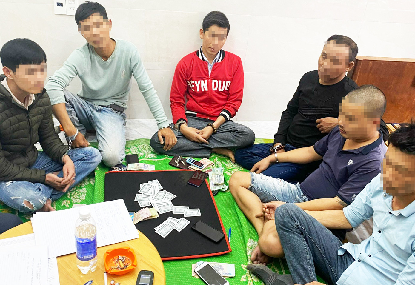 Một ngày bắt quả tang 3 vụ trữ súng đạn, pháo nổ và đánh bạc ảnh 2