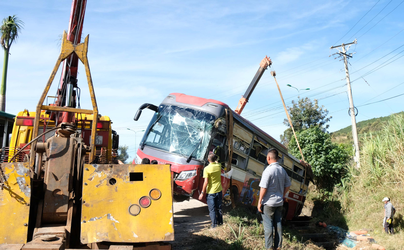 Xe giường nằm bị lật trên cao tốc, hàng chục hành khách hoảng loạn ảnh 2