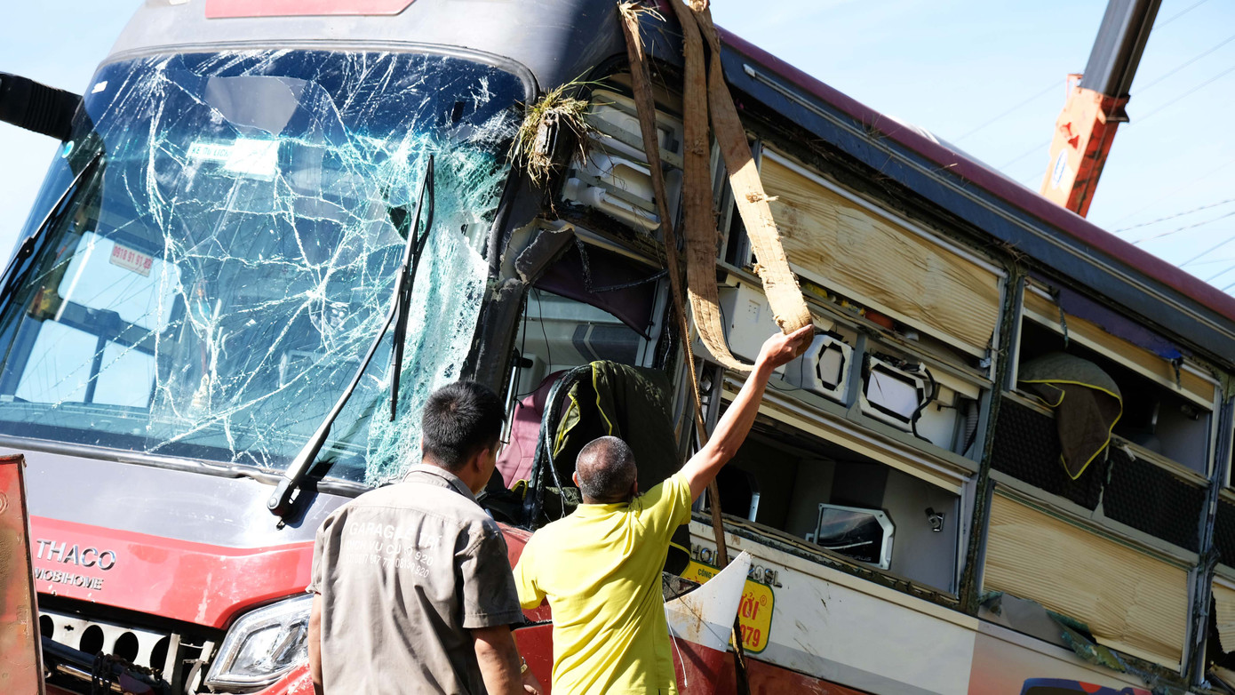 Xe giường nằm bị lật trên cao tốc, hàng chục hành khách hoảng loạn ảnh 1