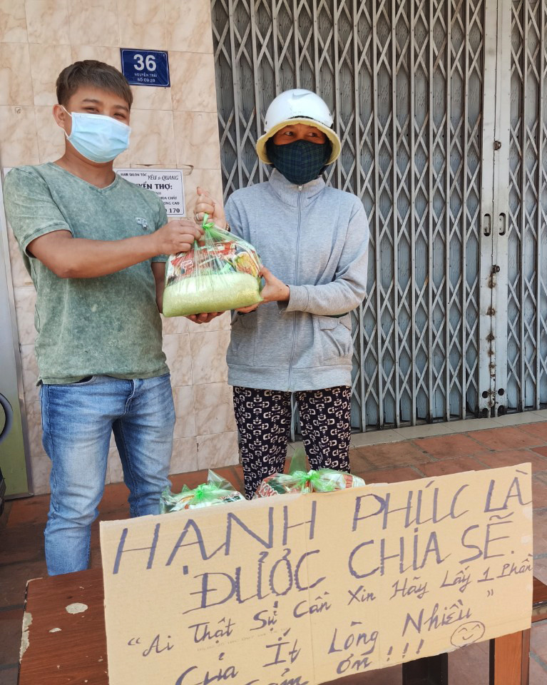 Hơn 300 phần quà hỗ trợ người bán vé số ở Lâm Đồng ảnh 1