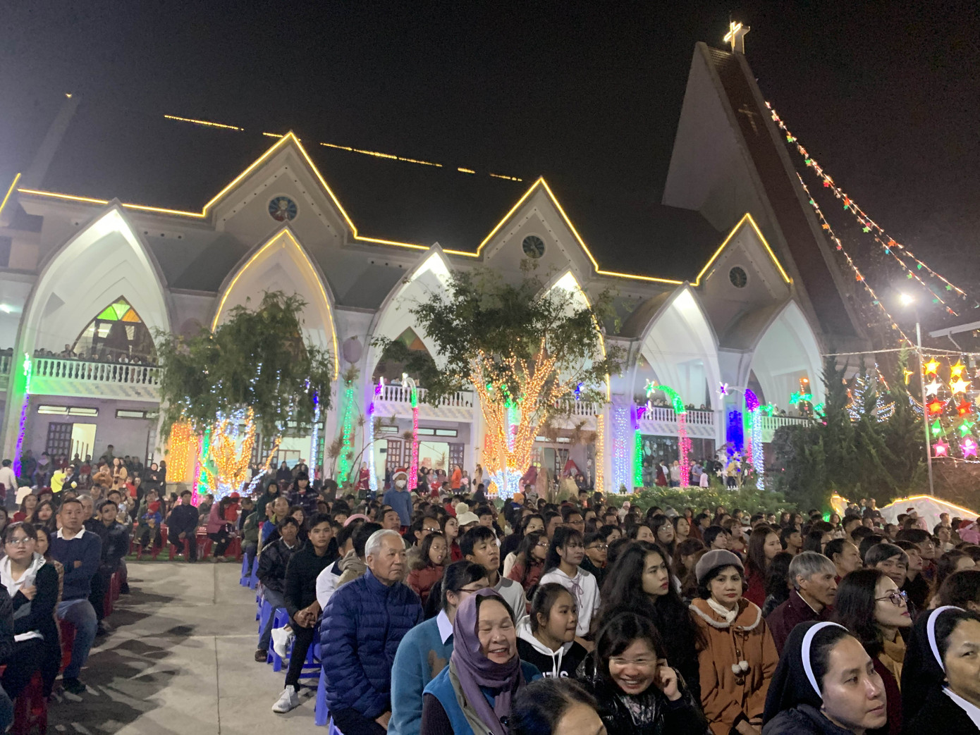 Dòng người đón Giáng sinh đông nghịt ở xứ lạnh Đà Lạt ảnh 2