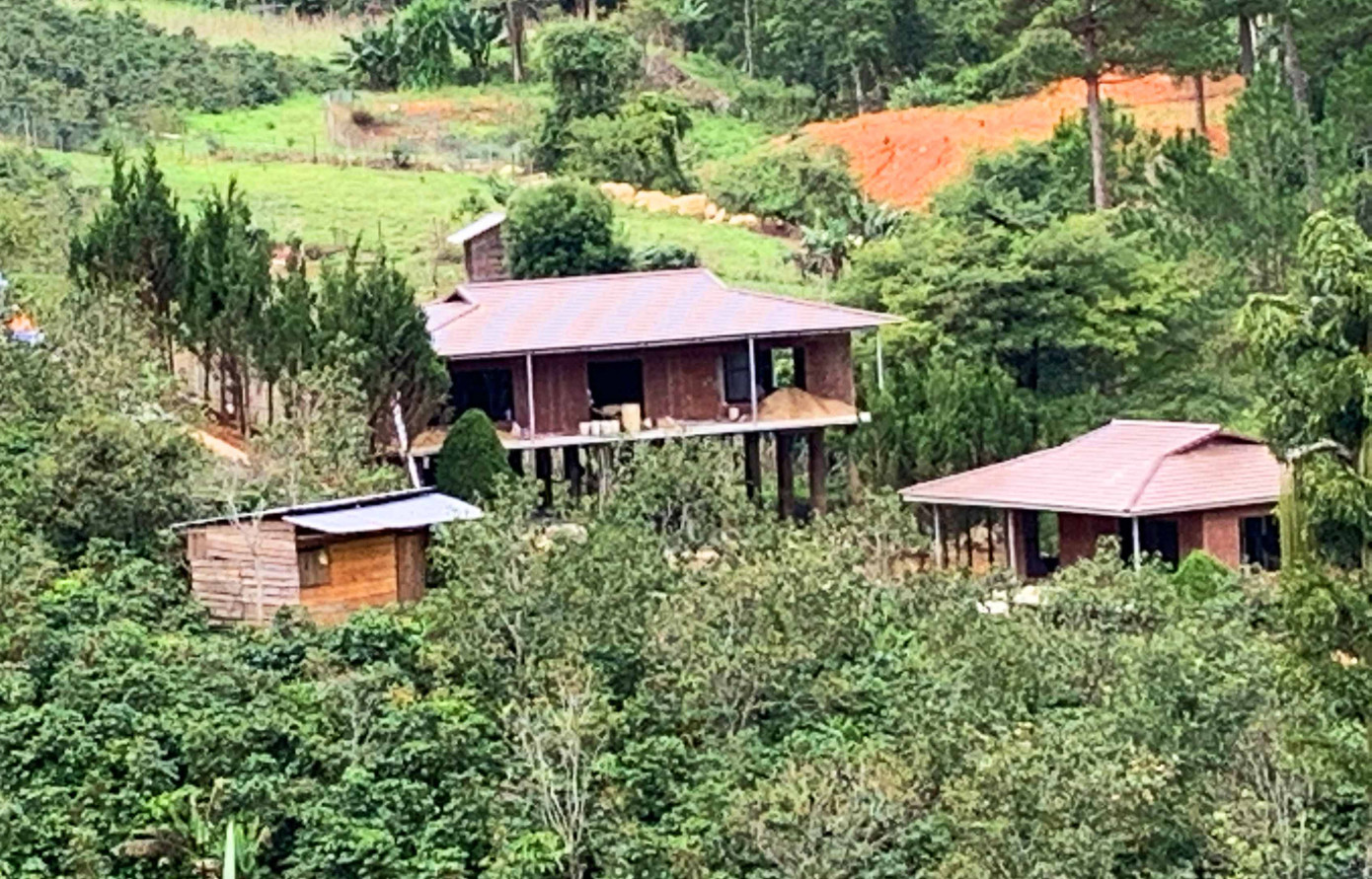 Chỉ đạo giải tỏa toàn bộ ngôi làng xây ‘chui’ trên đất rừng ảnh 1