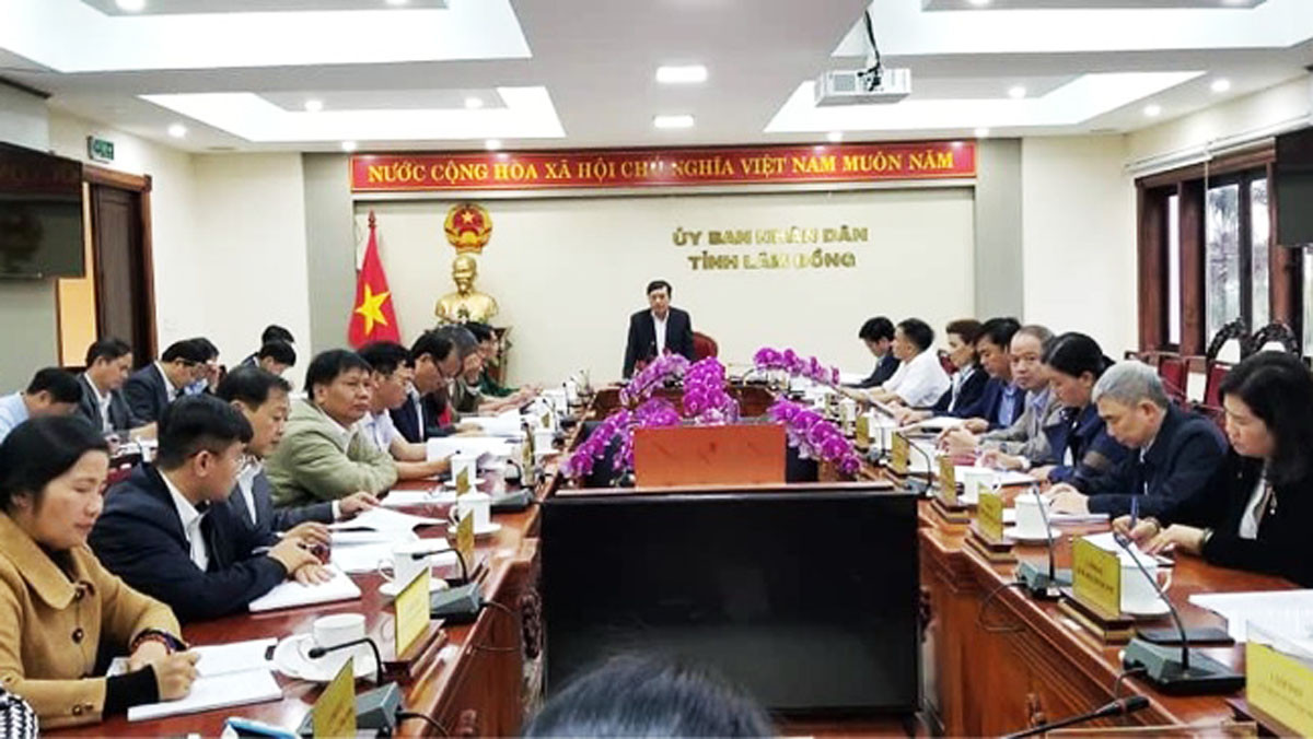 Đeo khẩu trang nơi công cộng, sàng lọc du khách đến từ miền Trung ảnh 1