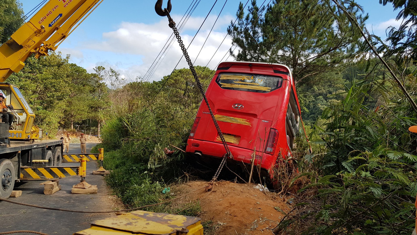 Xe khách lật xuống vực ở Đà Lạt, 15 du khách thoát nạn trong gang tấc ảnh 1