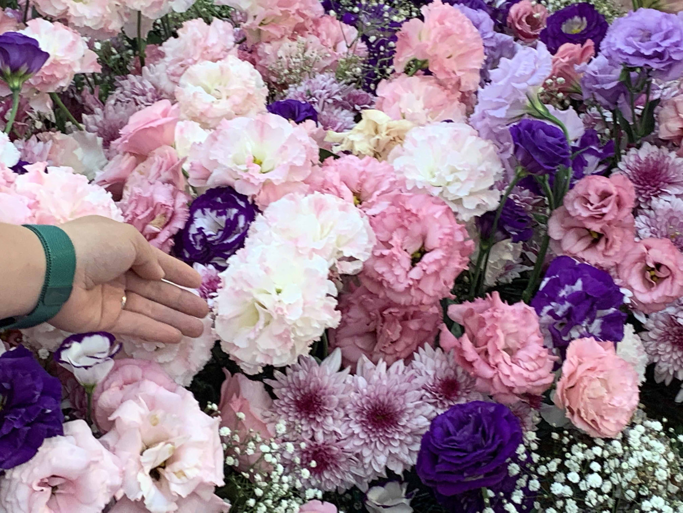 Chiếc váy cưới kỷ lục kết bằng 1 tấn hoa tươi tại Festival hoa Đà Lạt ảnh 1