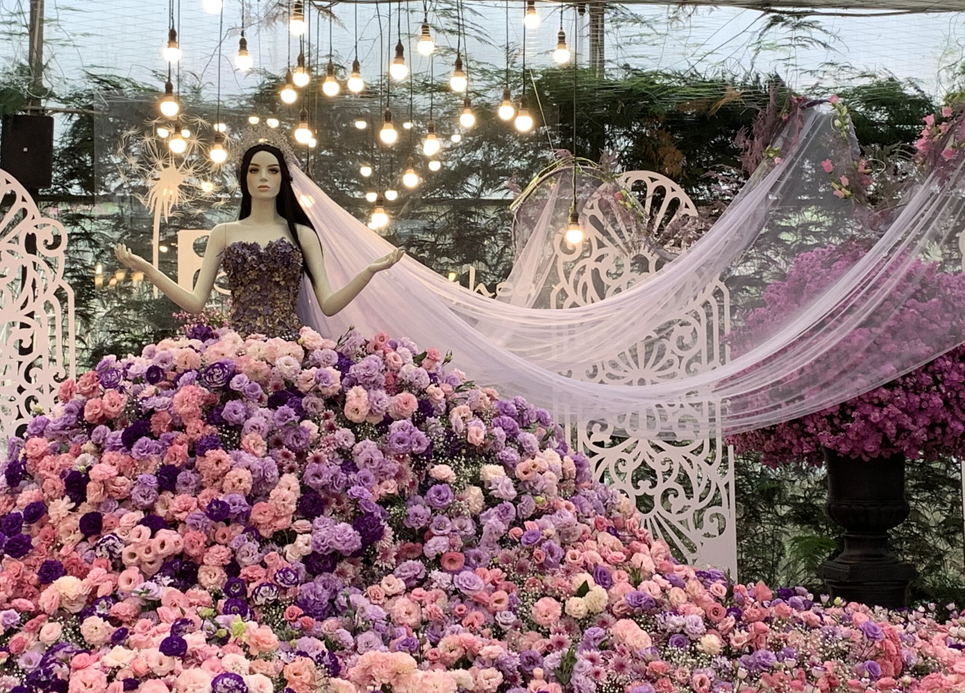 Chiếc váy cưới kỷ lục kết bằng 1 tấn hoa tươi tại Festival hoa Đà Lạt ảnh 2