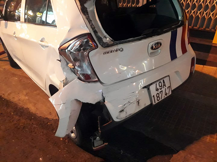 Ô tô 7 chỗ trôi tự do gây hoảng loạn cả phố Tây ảnh 1