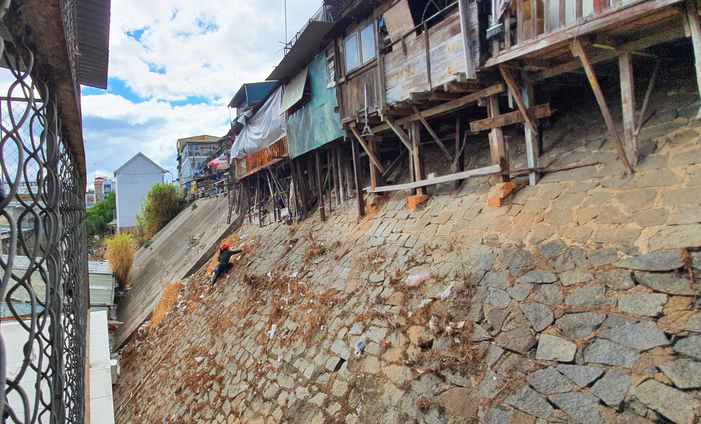 Di dời khẩn cấp 4 hộ dân bên chợ Đà Lạt do sạt lở đất ảnh 2