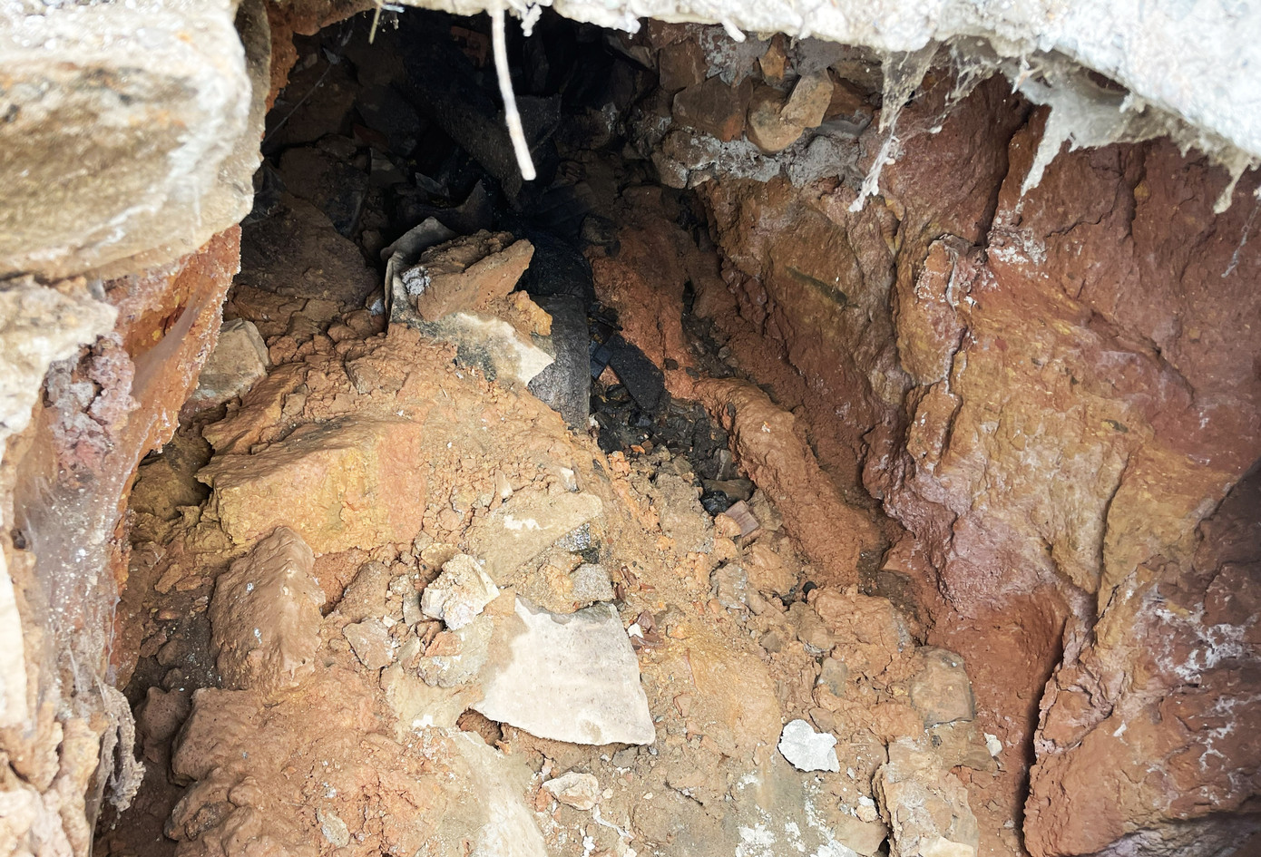 Di dời khẩn cấp 4 hộ dân bên chợ Đà Lạt do sạt lở đất ảnh 4