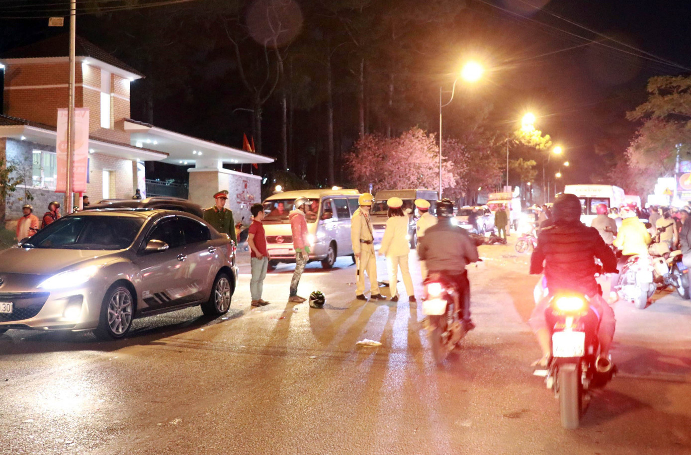 Tại nạn liên hoàn ở Đà Lạt, hai người ngã văng ra đường tử vong ảnh 1