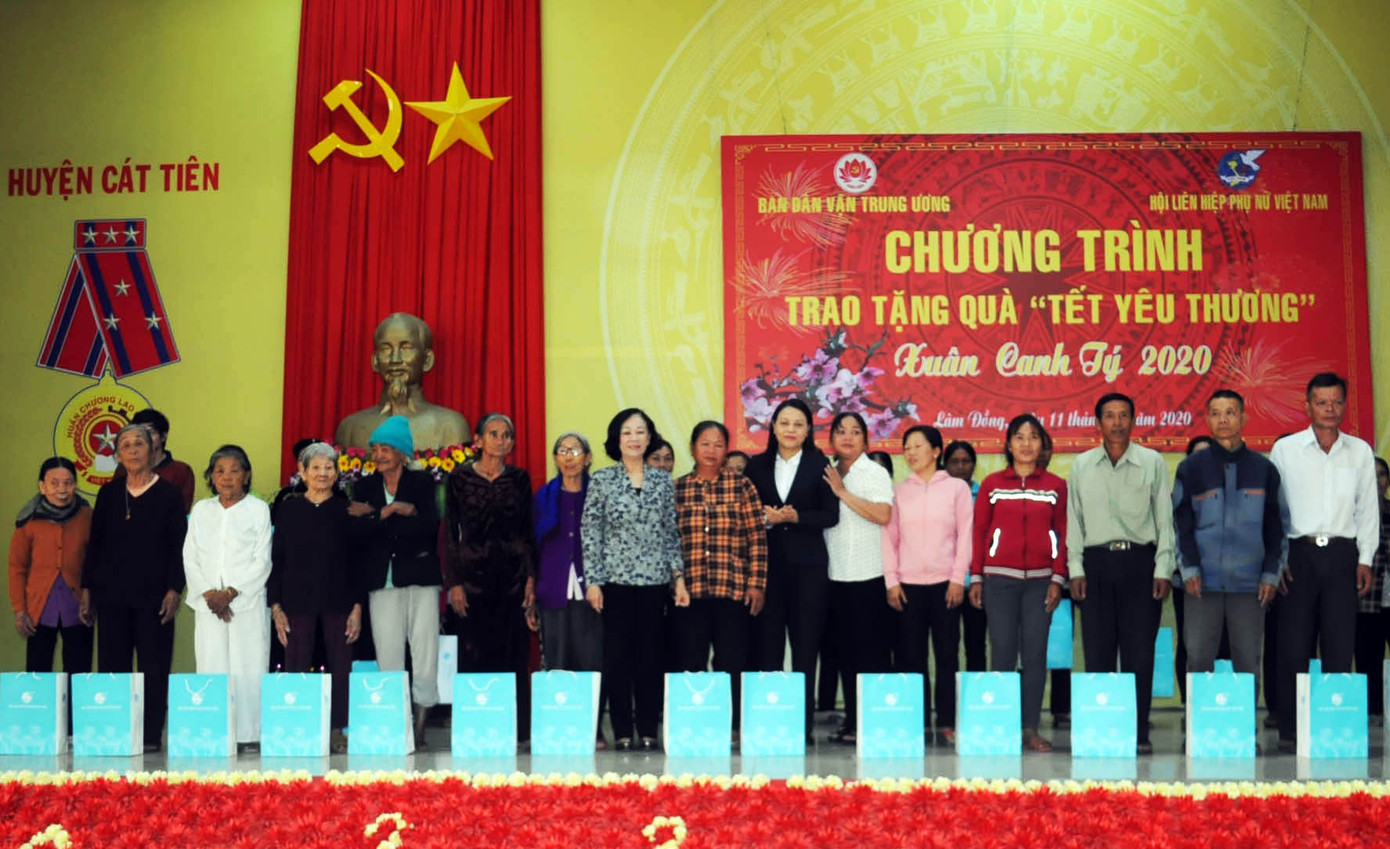 Trưởng Ban Dân vận Trung ương trao quà Tết ở Lâm Đồng ảnh 2