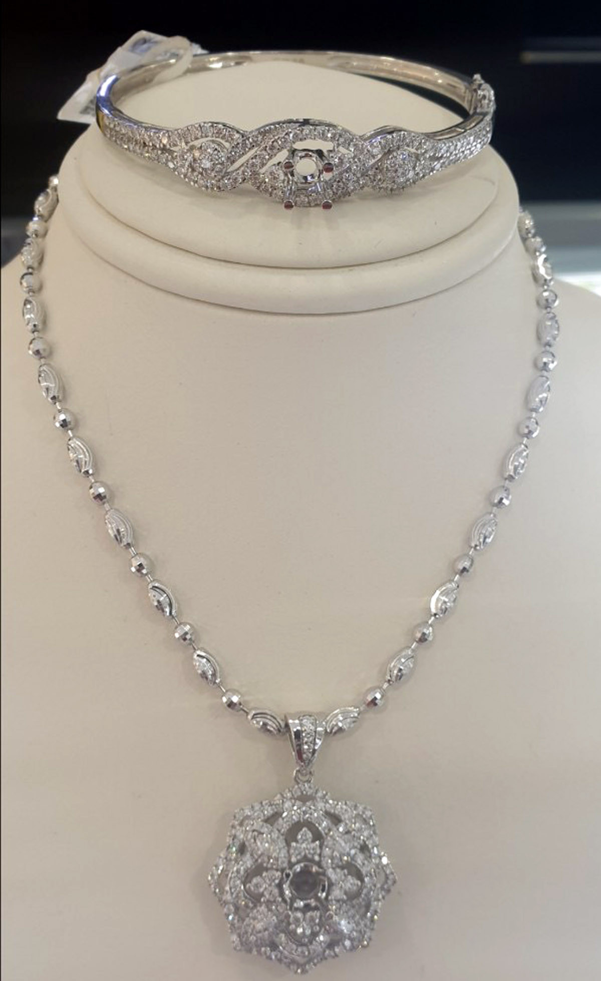 Đột nhập nhà doanh nhân, phá két trộm kim cương tiền tỷ ảnh 2