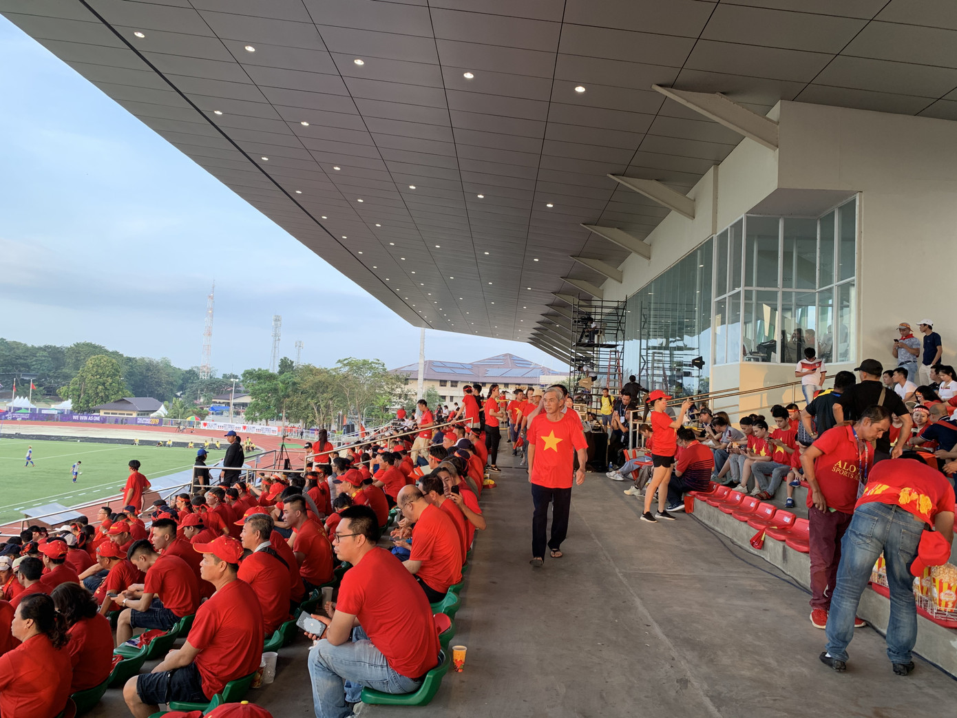 Những cổ động viên 'số đỏ' khi tiếp lửa cho U22 Việt Nam ảnh 2