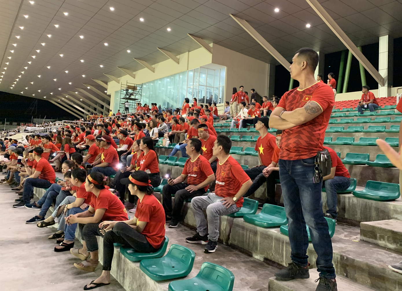 Những cổ động viên 'số đỏ' khi tiếp lửa cho U22 Việt Nam ảnh 1