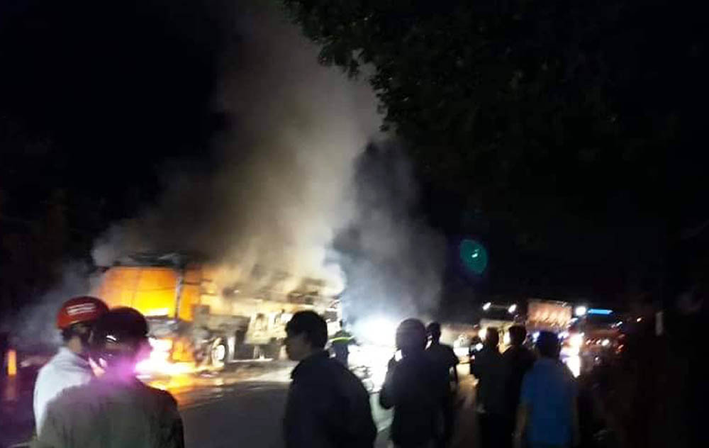 Xe khách giường nằm nổ lốp, cháy rụi trên Quốc lộ 20 ảnh 1