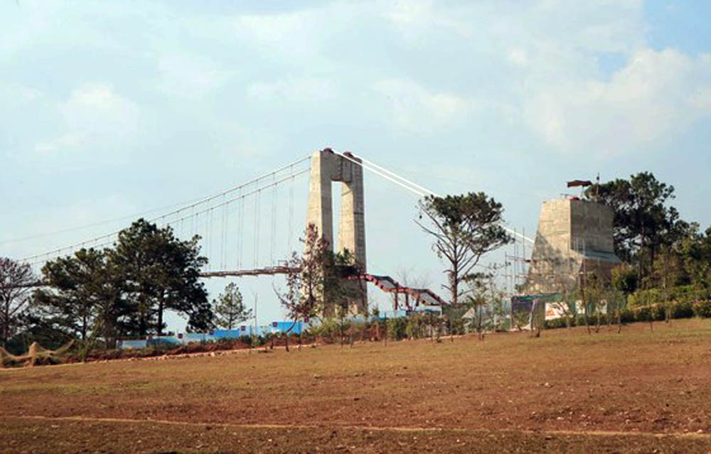 Cưa hạ thông, xây cầu 'cảm giác mạnh' không phép ở Thung lũng tình yêu ảnh 1