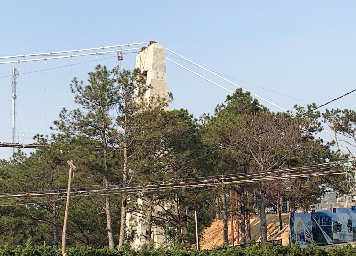 Cưa hạ thông, xây cầu 'cảm giác mạnh' không phép ở Thung lũng tình yêu ảnh 2