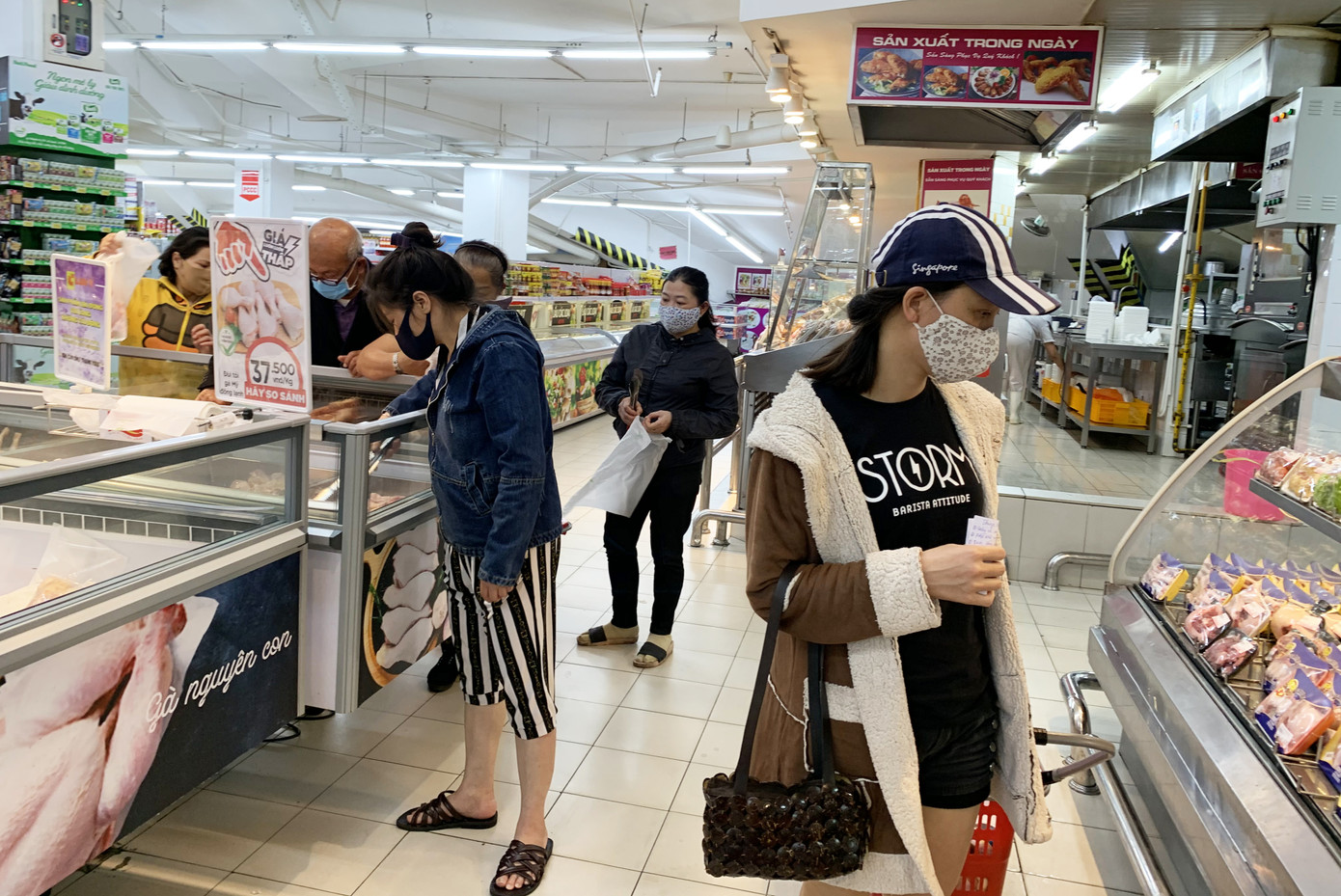 Đà Lạt: Túm tụm mua sắm, tập thể dục phớt lờ giãn cách ảnh 3