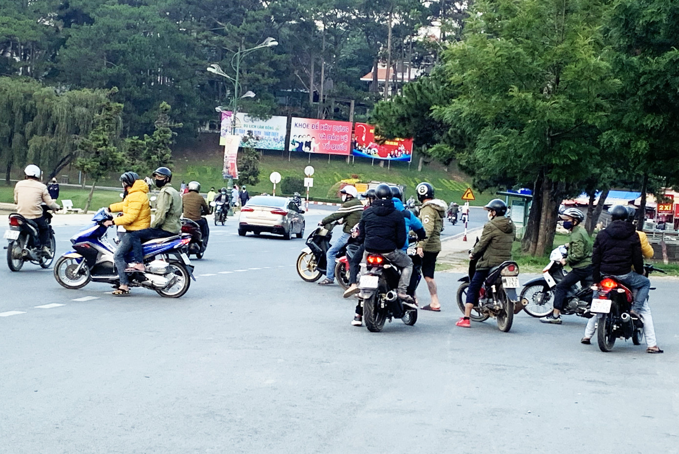 Đà Lạt: Túm tụm mua sắm, tập thể dục phớt lờ giãn cách ảnh 2