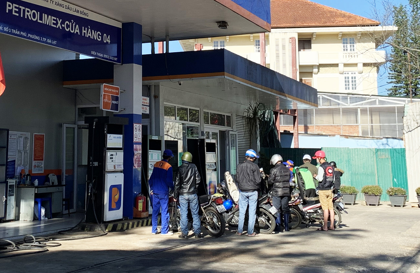 Đà Lạt: Túm tụm mua sắm, tập thể dục phớt lờ giãn cách ảnh 4