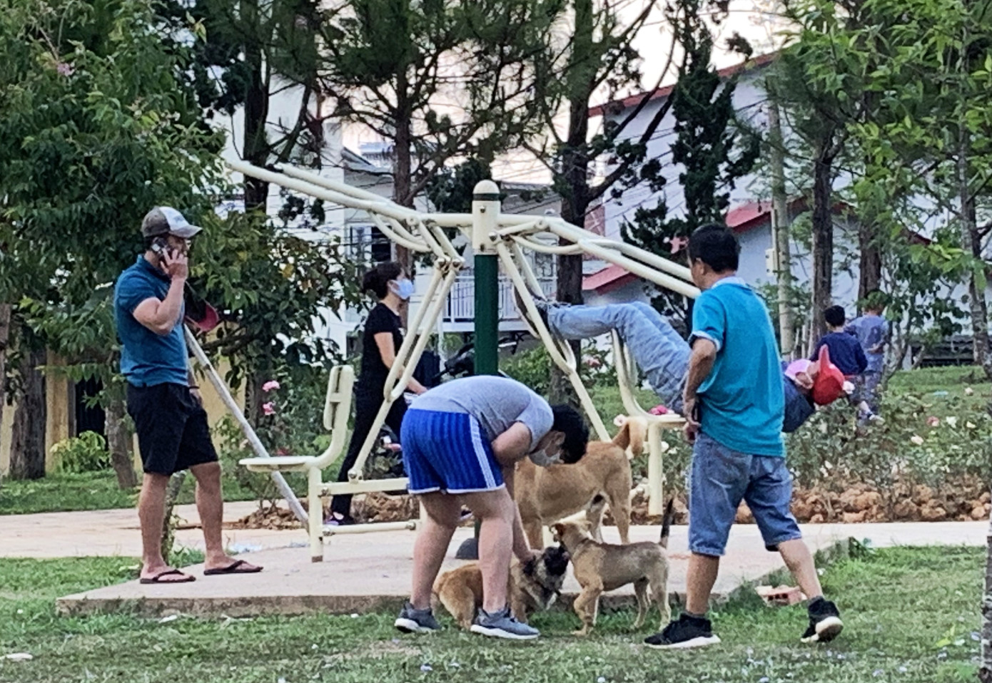 Đà Lạt: Túm tụm mua sắm, tập thể dục phớt lờ giãn cách ảnh 1