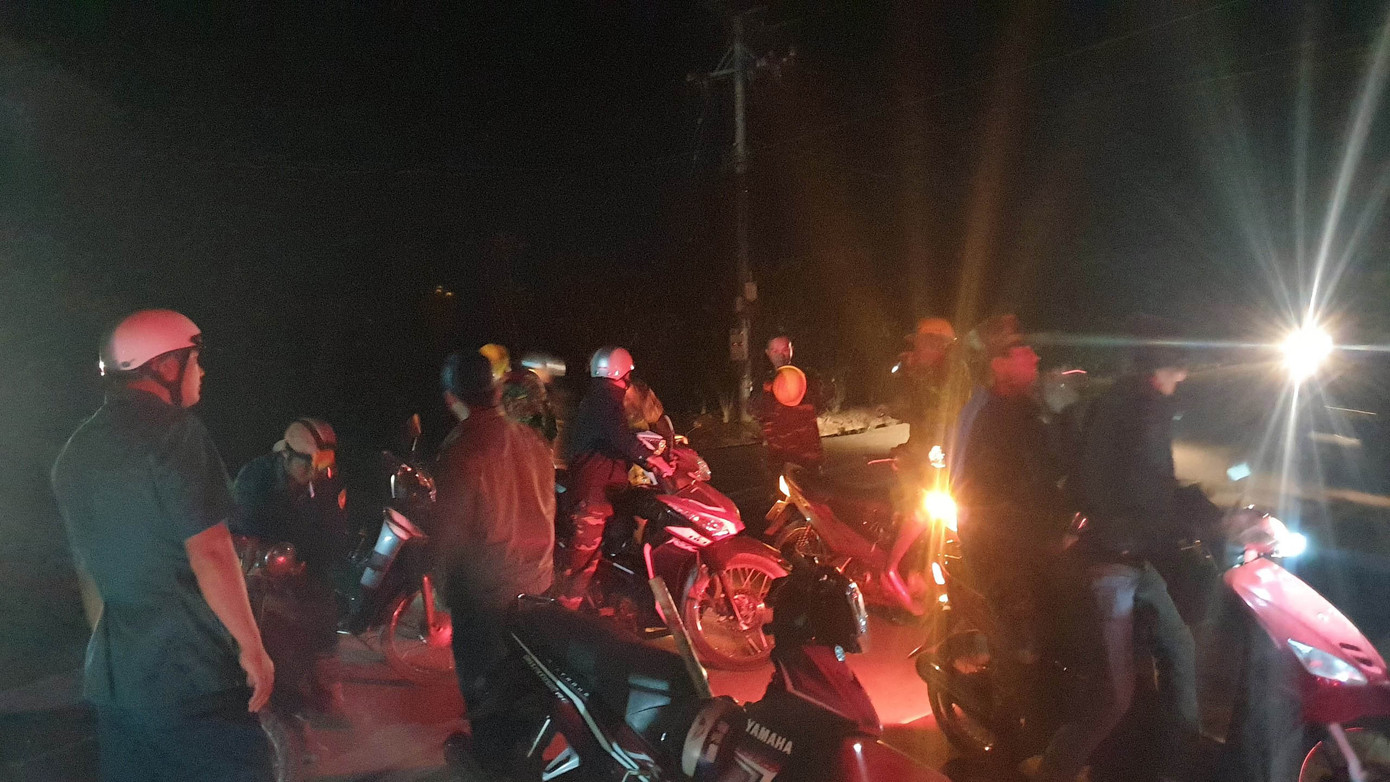 Rừng thông trên núi Đại Bình cháy dữ dội ảnh 2