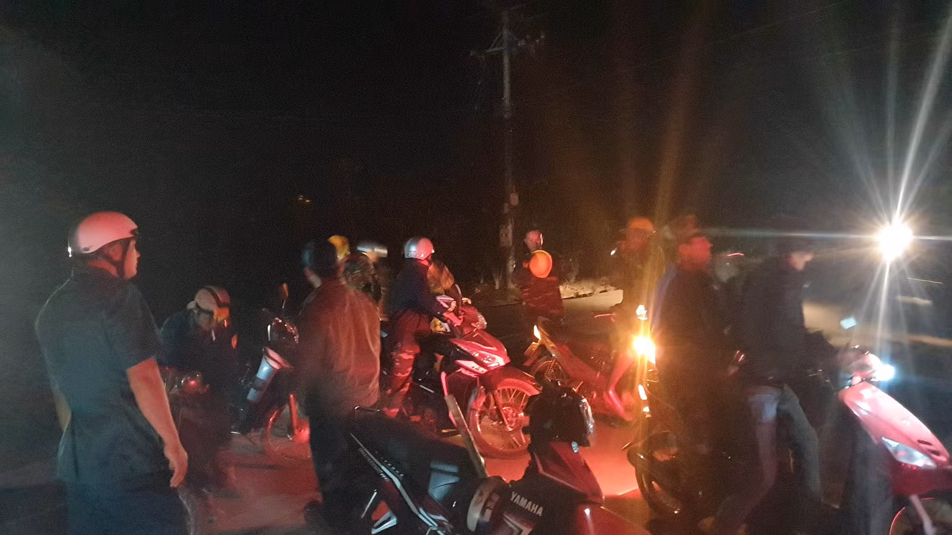 Rừng thông trên núi Đại Bình cháy dữ dội ảnh 2