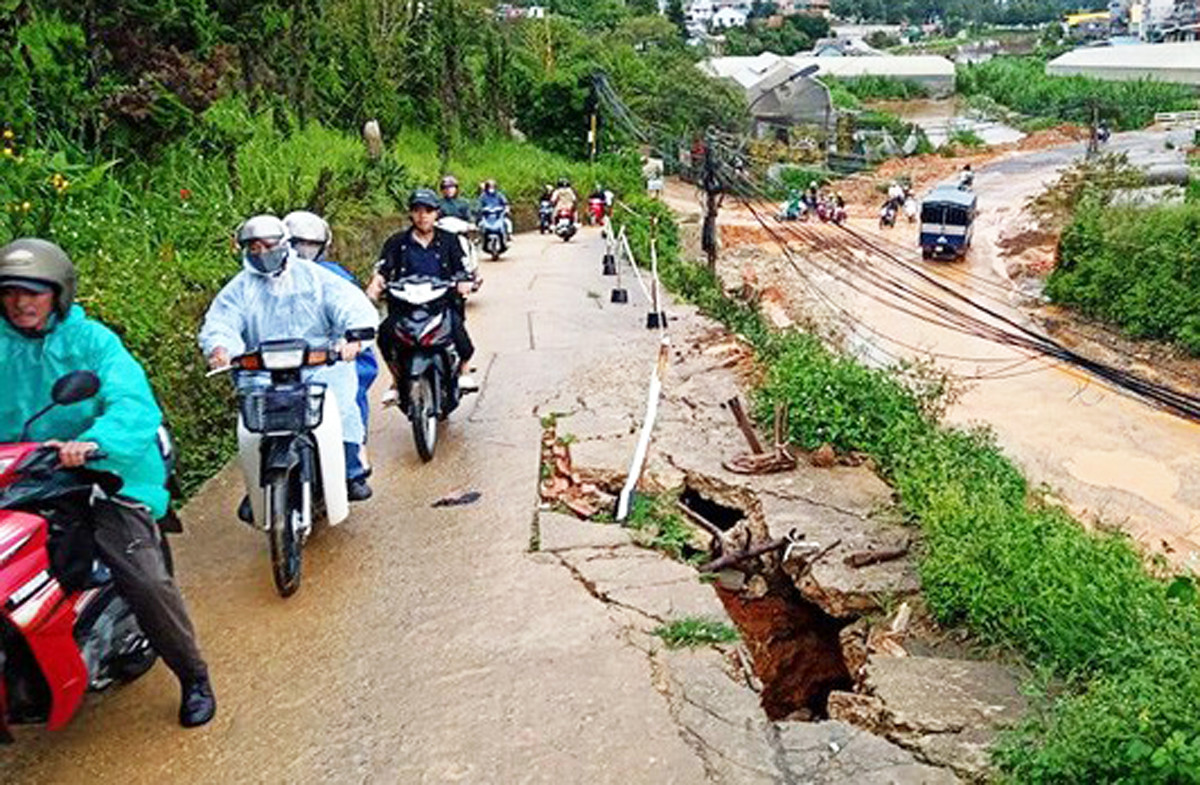 Đà Lạt mưa lớn tạo hố tử thần, sơ tán 30 du khách ảnh 3