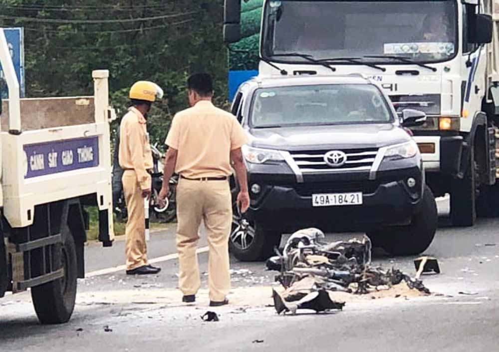 Xe máy bốc hỏa sau khi đối đầu với ô tô, lái xe chết cháy ảnh 1