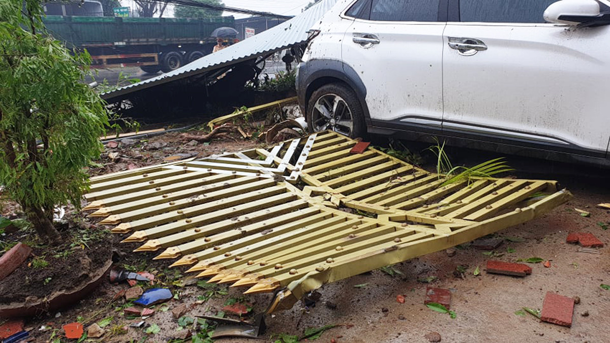 Xe bồn gãy đôi sau khi tông hàng loạt nhà cửa, xe cộ ảnh 2